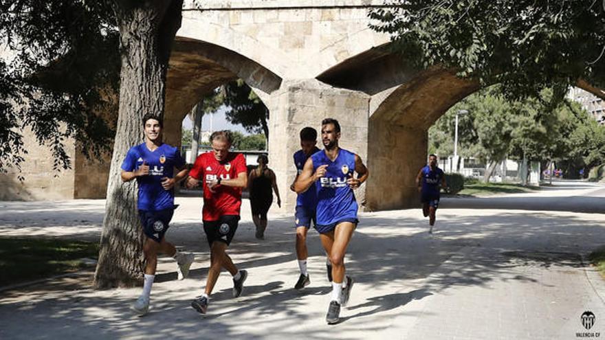 Los jugadores corren por el antiguo cauce.