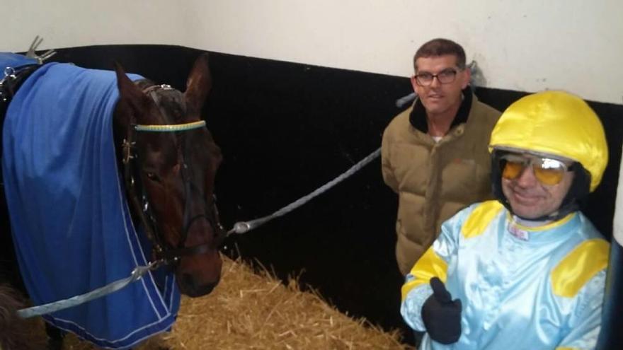 Trébol, el criador Pau Salord y Biel Pou, antes de la carrera.