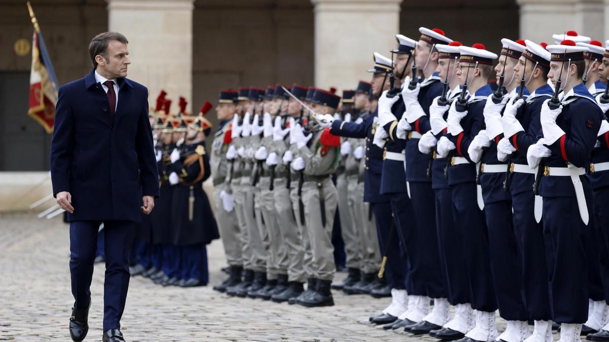 El presidente francés, Emmanuel Macron, para revista a las tropas durante un desfile militar en París.