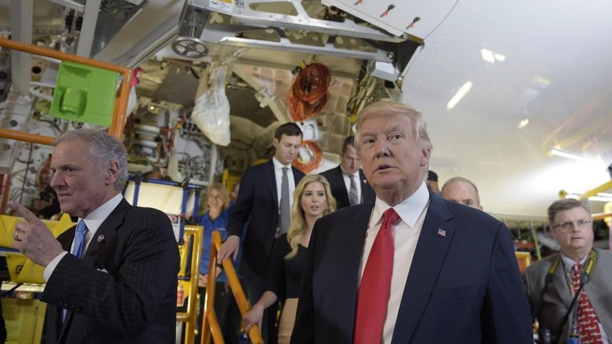 Trump, durante su visita a las instalaciones de Boeing, en North Charleston (Carolina del Sur), junto al gobernador Henry McMaster (izquierda), este viernes.