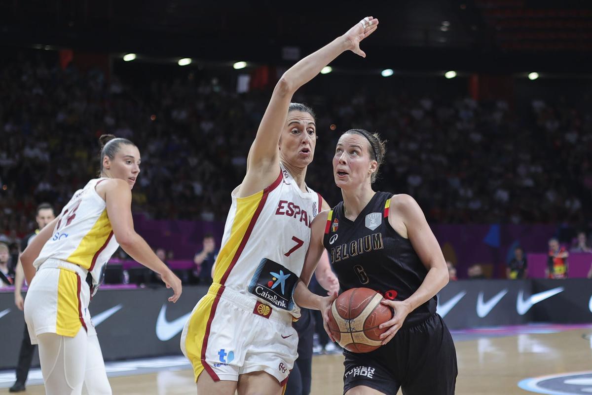 Belgium's Antonia Delaere, right, and Spain's Alba Torrens in action during the FIBA Women's EuroBasket 2025 final match between Spain and Belgium at the Peace and Friendship Stadium in Piraeus near Athens, Greece, Sunday, June 29, 2025. (AP Photo/Yorgos Karahalis). EDITORIAL USE ONLY/ONLY ITALY AND SPAIN