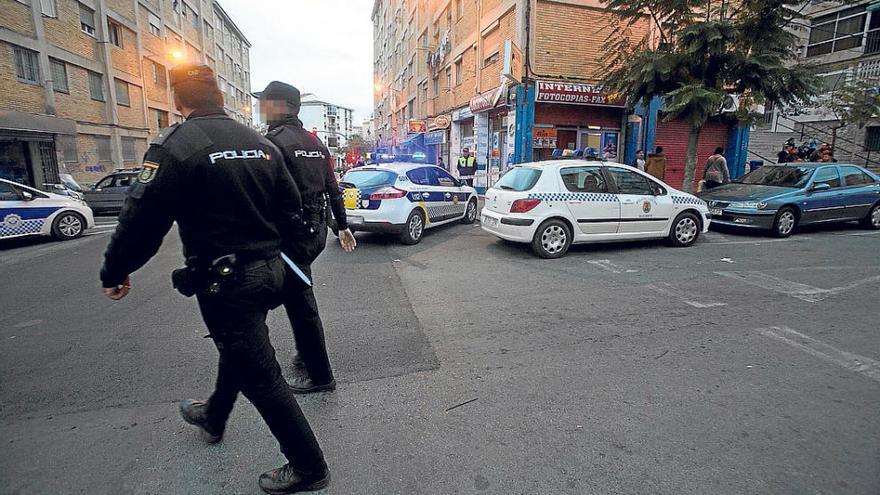 Despliegue policial en el barrio Colonia Requena