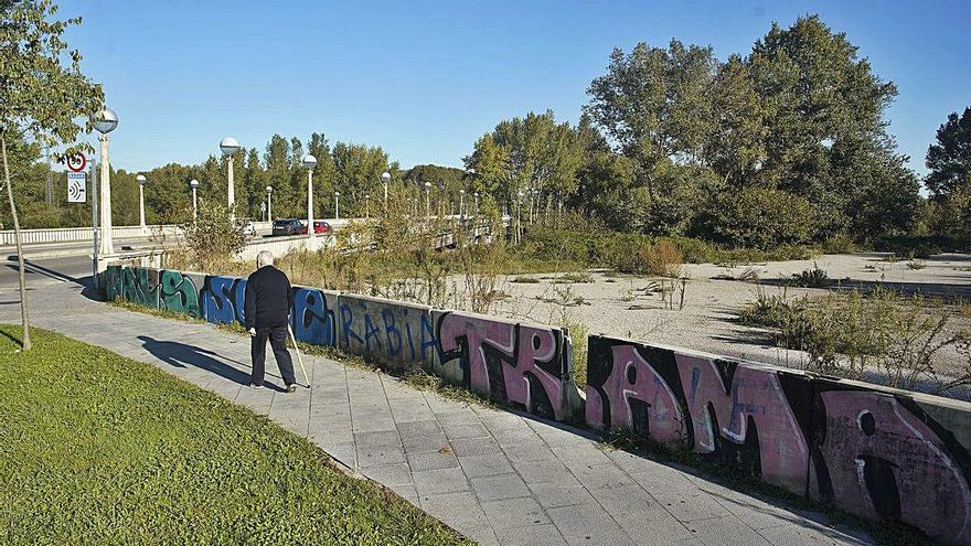 El solar, encerclat per blocs de ciment, havia funcionat com a aparcament gratuït durant molts anys.