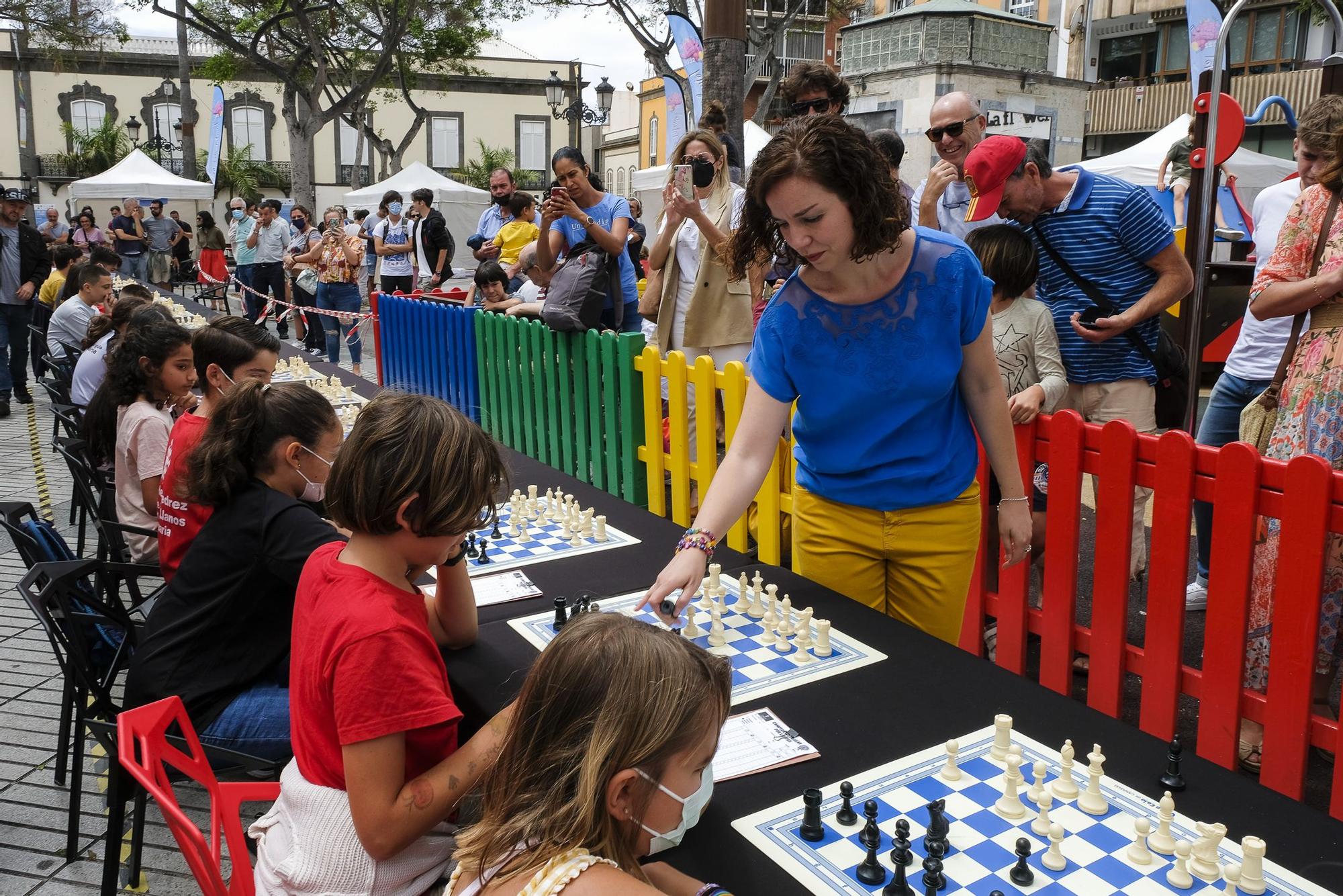 Concurso ajedrez en la Alameda de Colón con Sabrina Vega y Rey Enigma