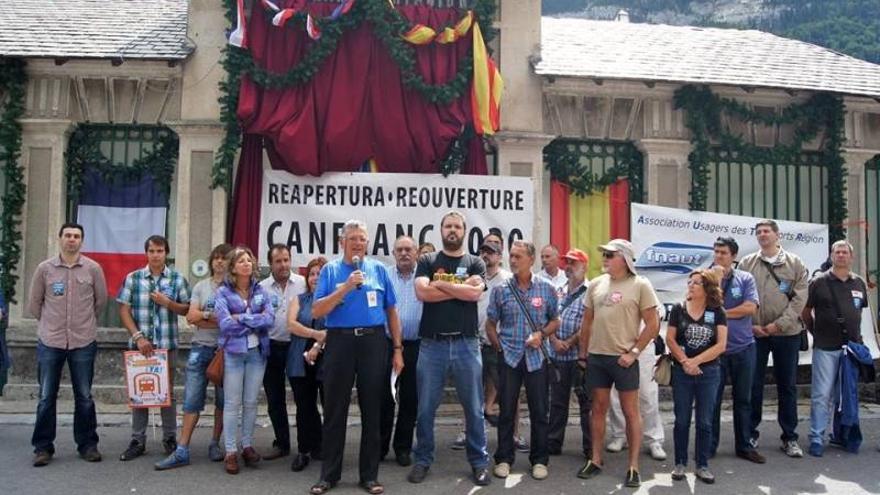 Unas mil personas exigen la reapertura de la línea del Canfranc