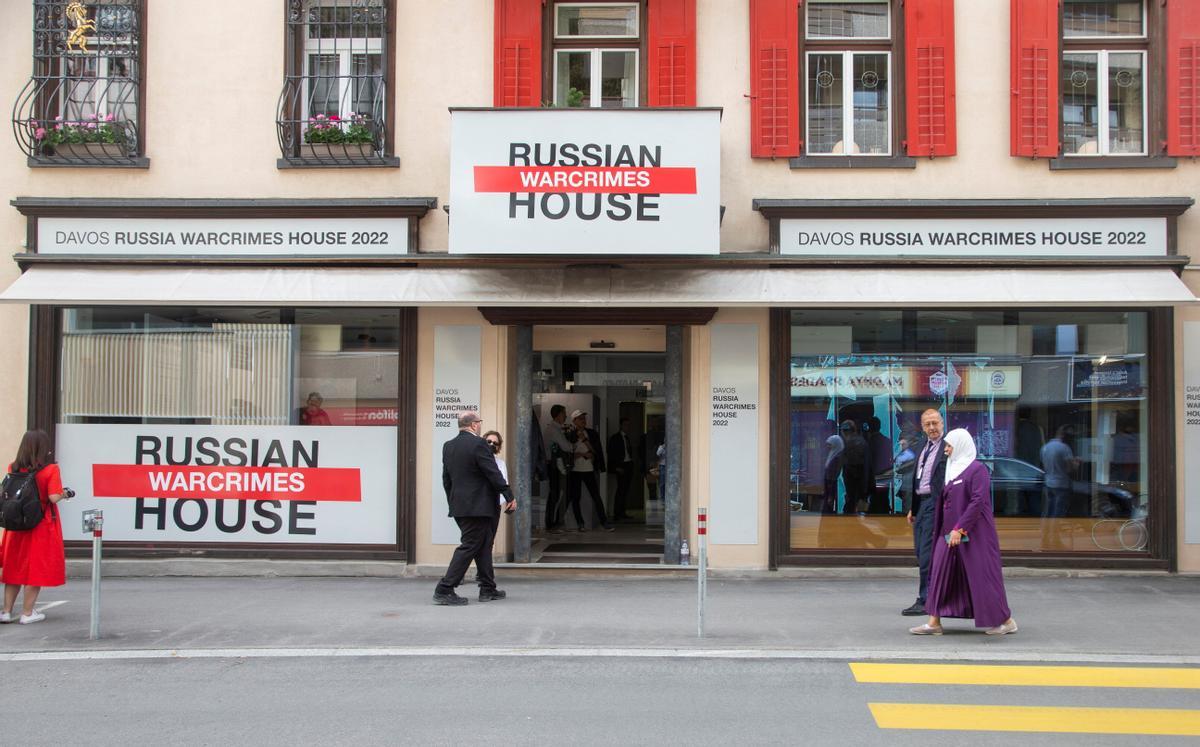 La antigua &quot;Casa de Rusia&quot;, en Davos, reconvertida en la &quot;Casa de los crímenes de guerra rusos&quot;, por representantes ucranianos.