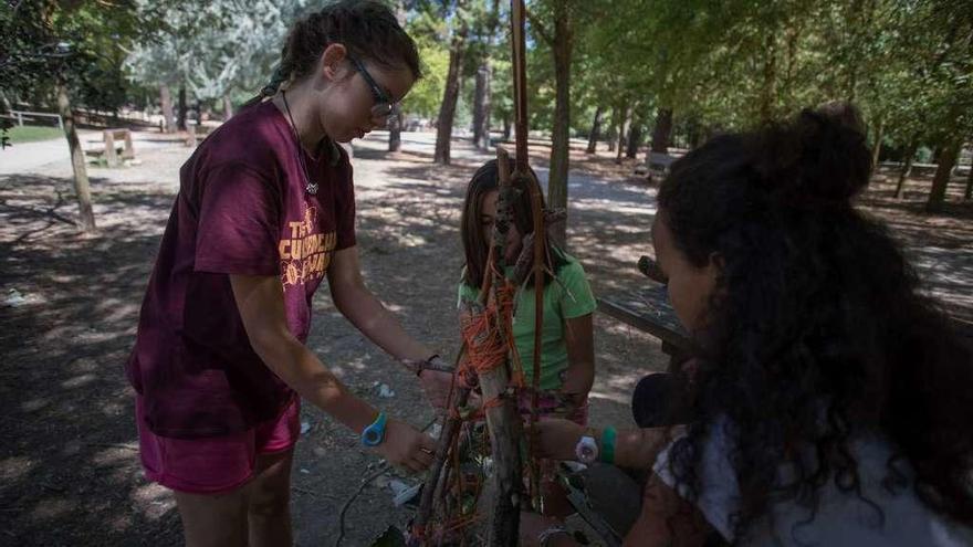 Varias participantes aprenden a hacer nudos durantes el taller que se realiza en Valorio.