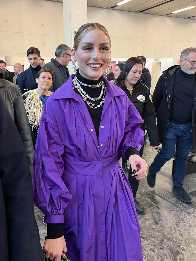 Olivia Palermo con vestido-abrigo de tafetán morado en SIMOF
