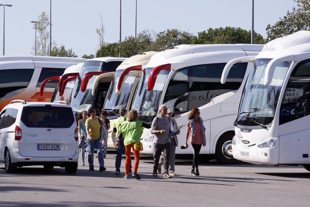 Sortida d'autocars de l'ANC des de Girona per anar a la manifestació de Barcelona