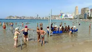 Asientos en el agua y barandillas, las nuevas instalaciones en Benidorm para personas con movilidad reducida