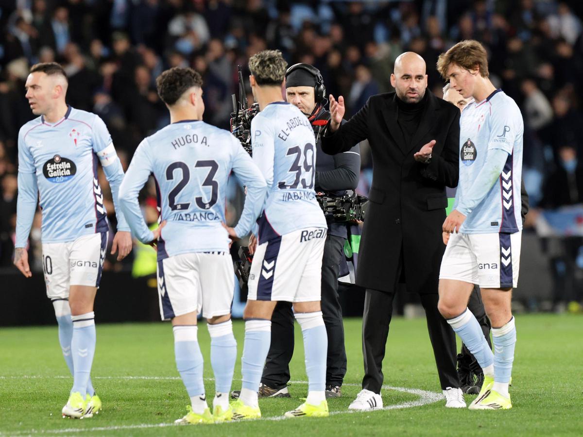 Claudio Giráldez charla con Fer López, al final del partido, después de que el técnico y el jugador reclamasen falta de Valverde.