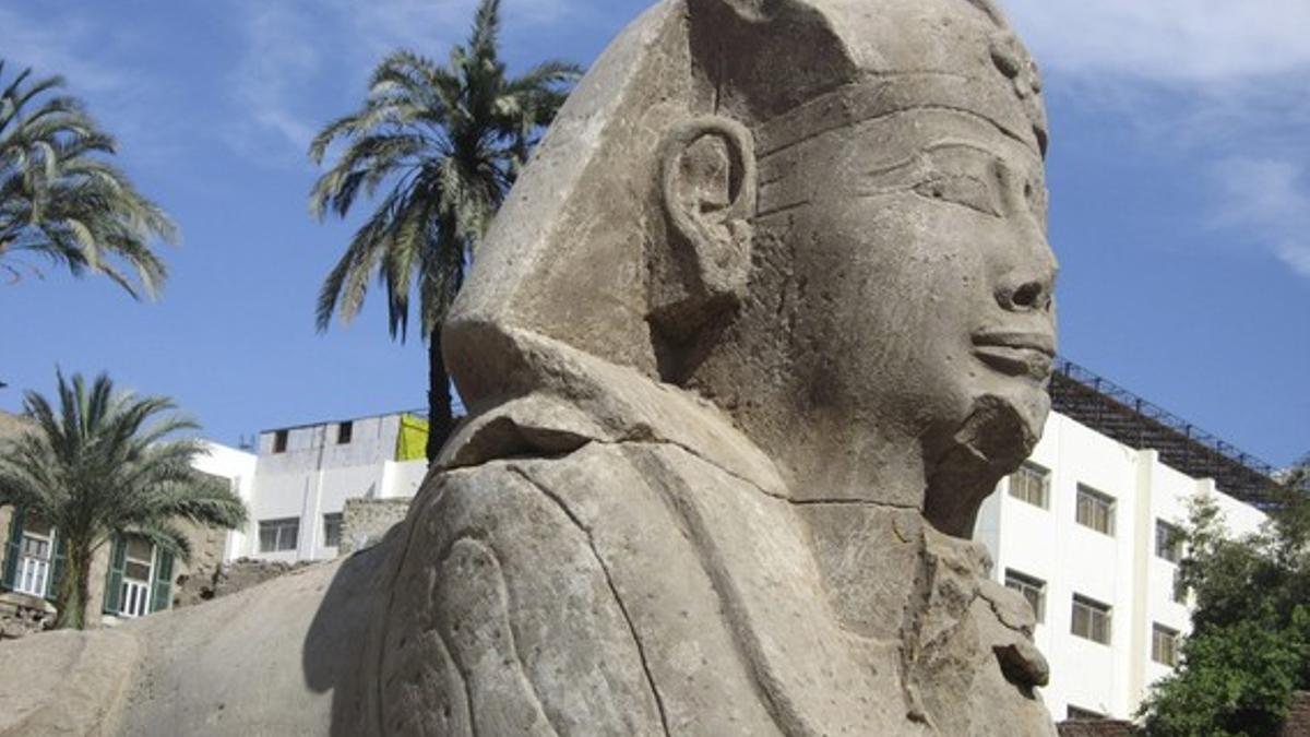 Una de las 12 estatuas halladas en la avenida de las esfinges, que unía los templos de Luxor y Karnak.