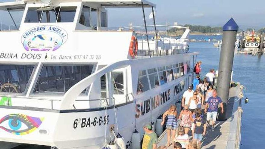 Imagen de archivo de turistas en la zona de embarque de los catamaranes de recreo que operan en O Grove. // Muñiz