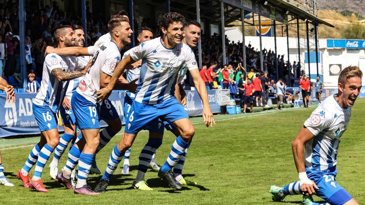 Euforia en los jugadores del Alcoyano tras conseguir el gol de la remontada el domingo