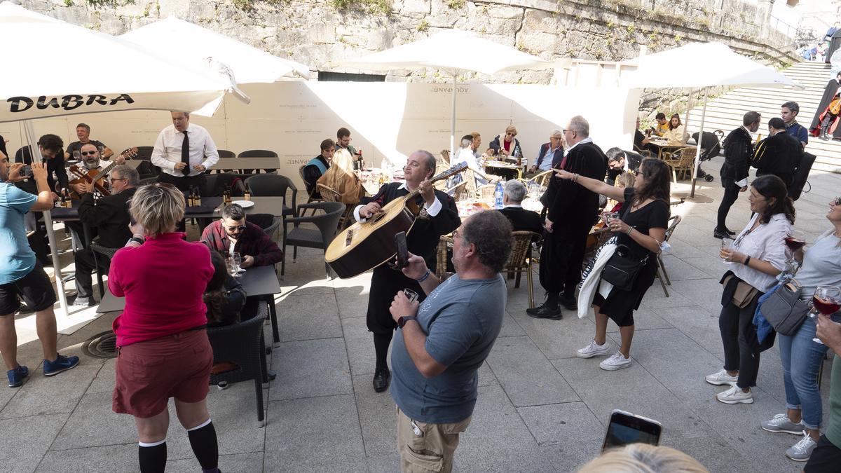 Un grupo de turistas con la tuna en Santiago de Compostela.