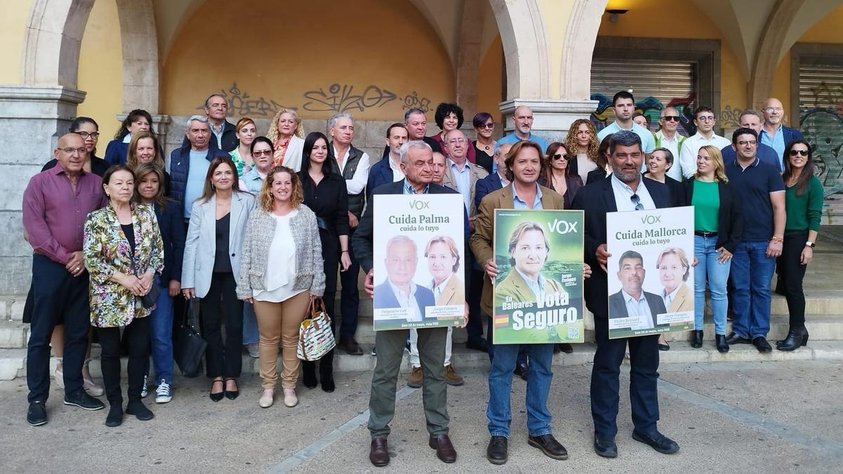 Los candidatos de Vox al Govern, Consell y Cort; Jorge Campos, Pedro Bestard y Fulgencio Coll, junto a miembros del partido durante el acto de pegada de carteles electorales.