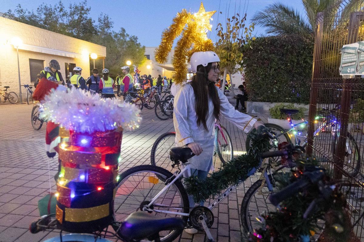 El "Bicillum" toma las calles de Elche una nueva Navidad El "Bicillum" toma las calles de Elche una nueva Navidad