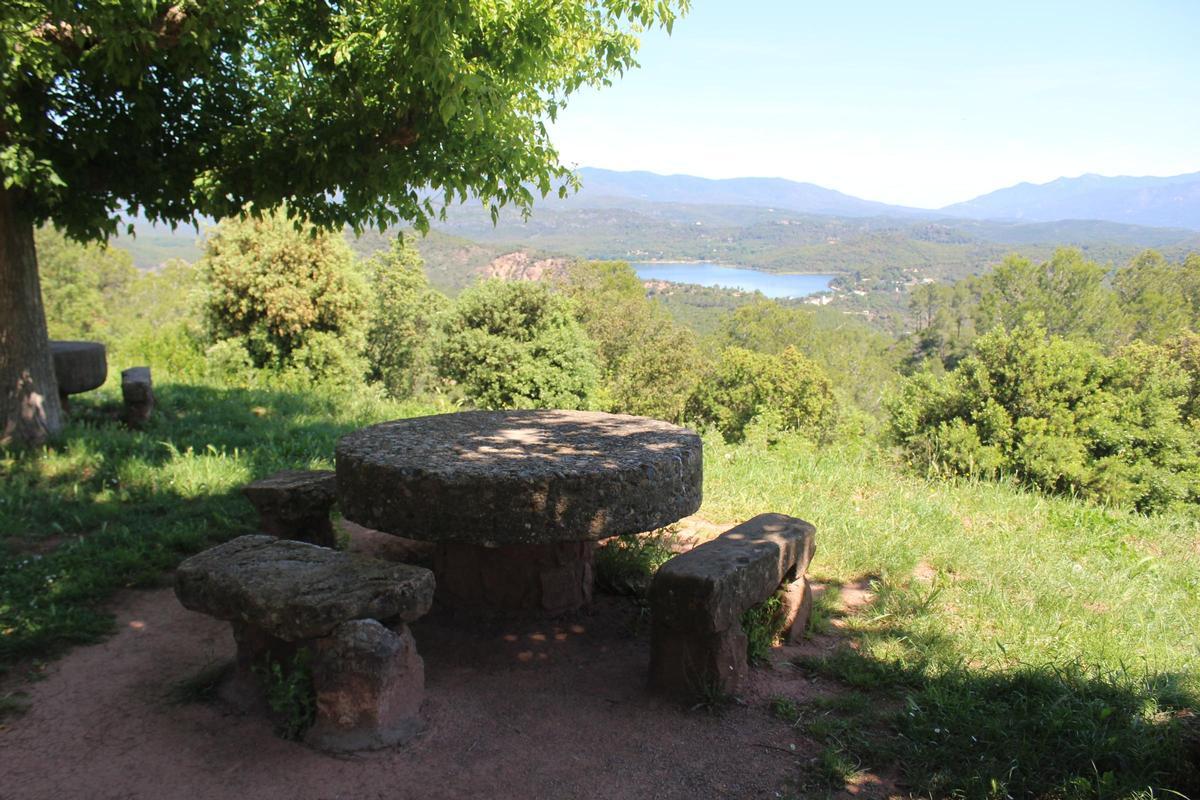 El Pantà de Darnius-Boadella vist des del mirador de la Salut