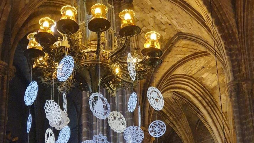 VÍDEO | Así decoran la Catedral de Barcelona con 180 'neules' de Mallorca