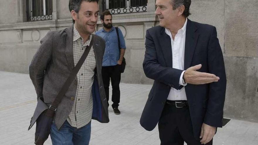 Enrique Losada (derecha) recibe, ayer, a Xulio Ferreiro a las puertas de la sede de la Autoridad Portuaria.