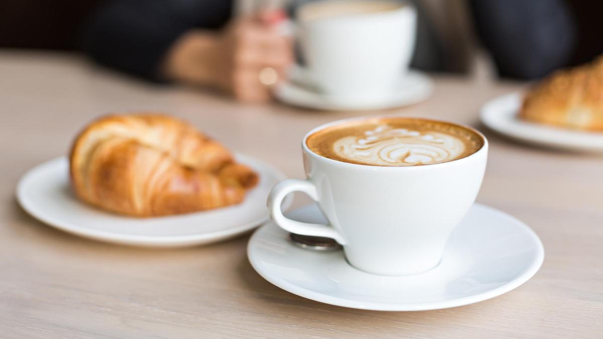 Un café con leche y un cruasán.