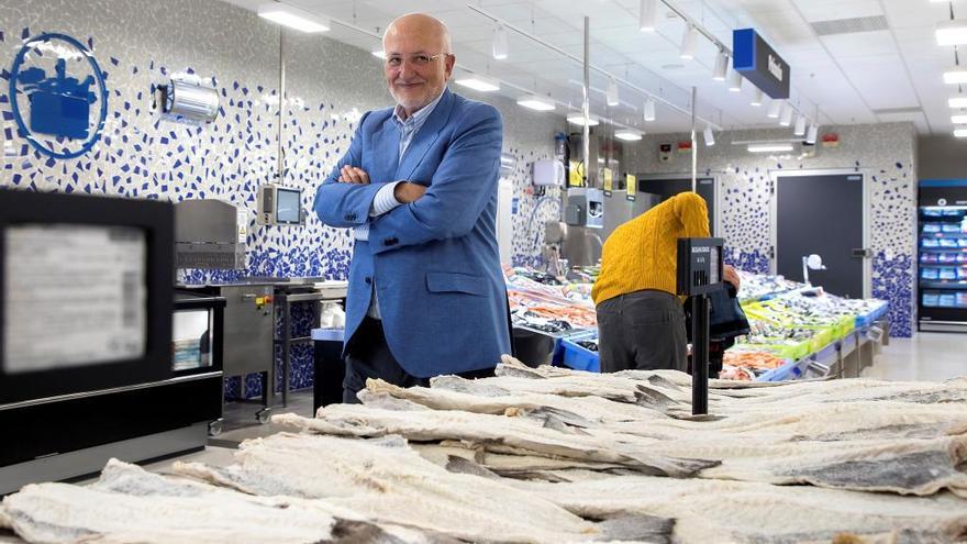 Juan Roig en la zona de pescado de uno de sus supermercados