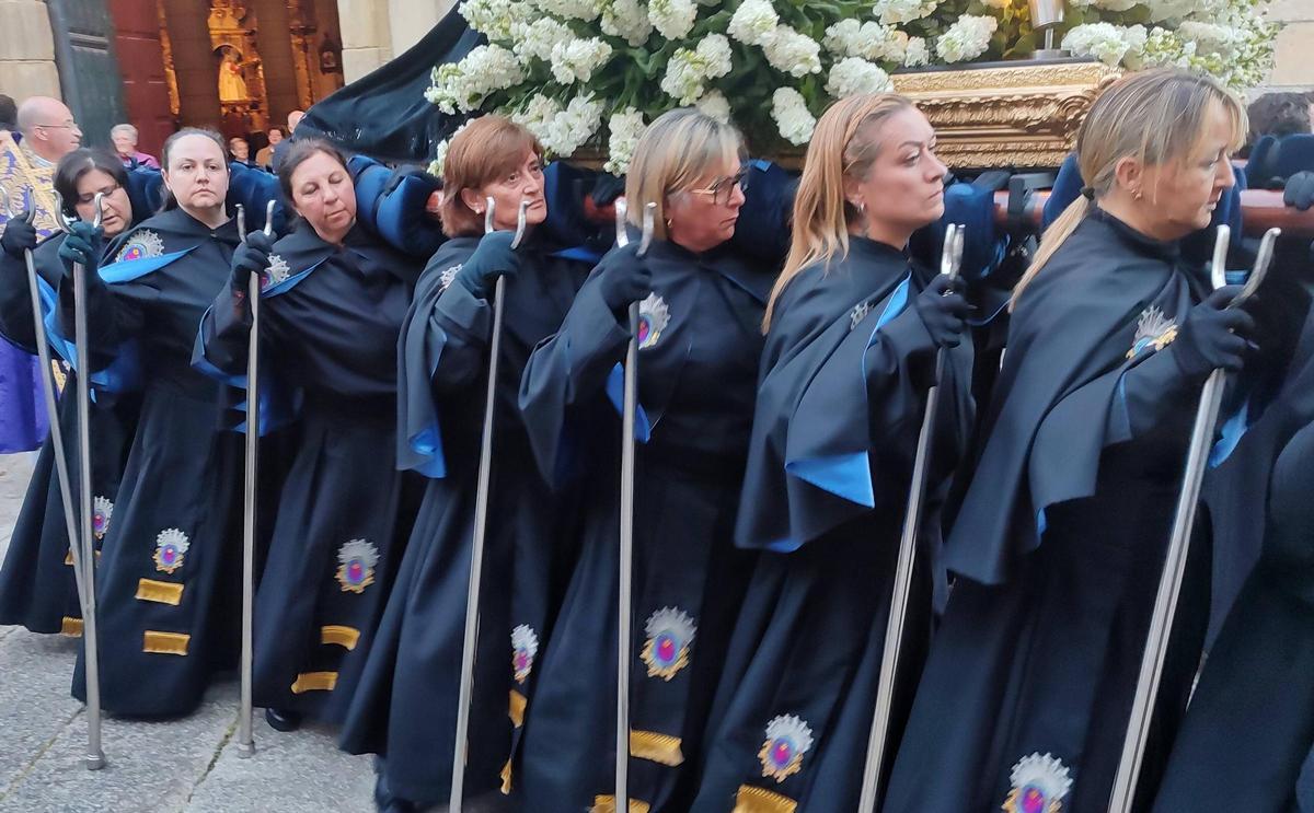 La procesión de la Soledad de María, de la Semana Santa de Cangas