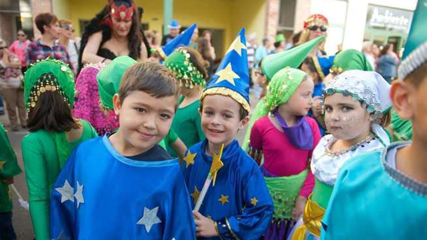 Los escolares de Gran Tarajal participan en el pasacalle del Carnaval