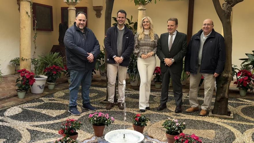 Autoridades y miembros de las asociaciones organizadoras de Patios en Navidad en la presentación del ciclo.