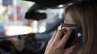 Enorme incremento en la multa por usar el móvil mientras conduces: la DGT se pone muy seria