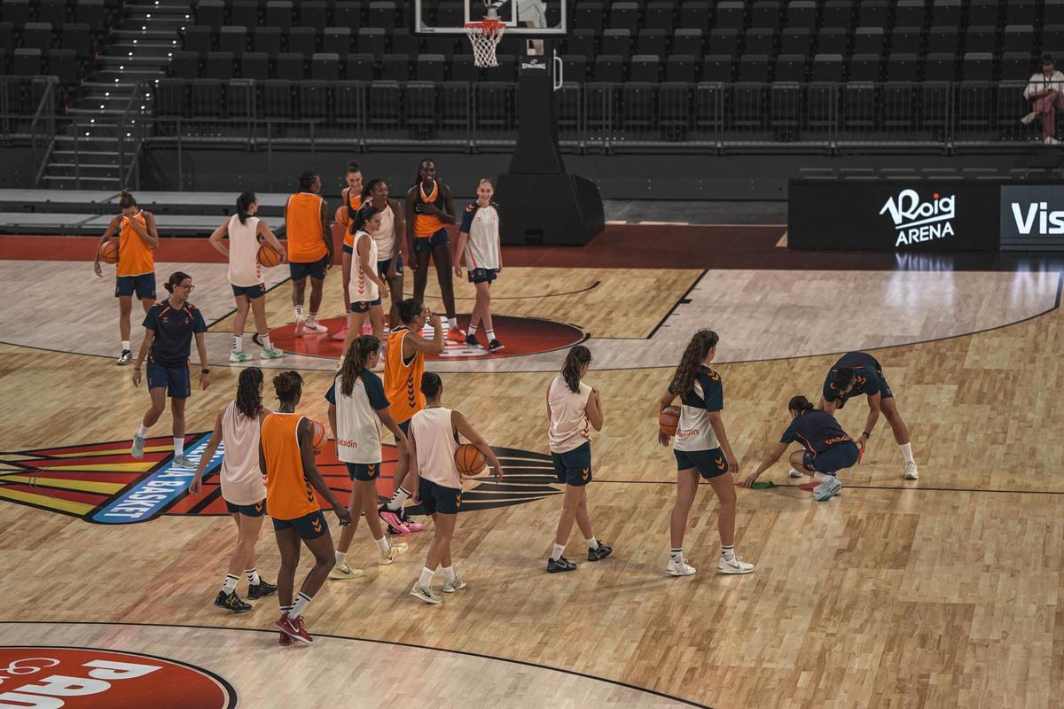 Las jugadoras del Valencia Basket, en su primer entrenamiento en el Roig Arena