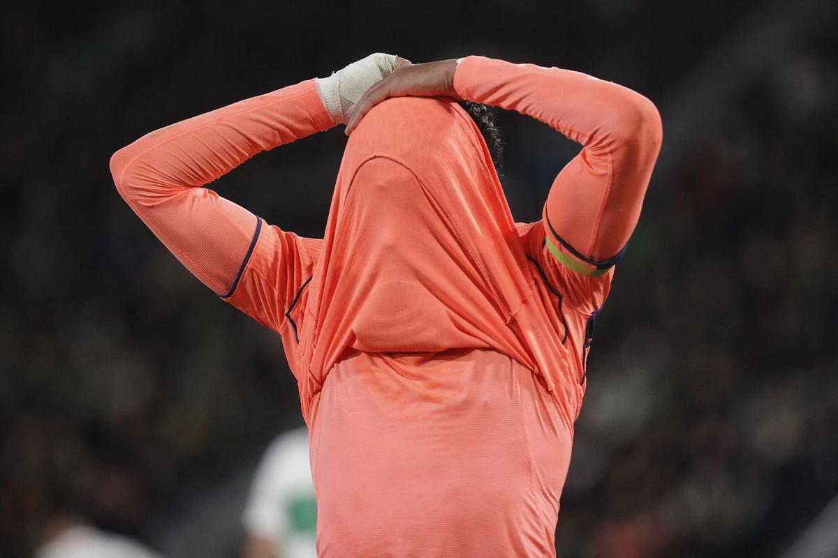 Lamine Yamal, reconocible por el vendaje, se lamenta de un error durante el Elche-Barça.