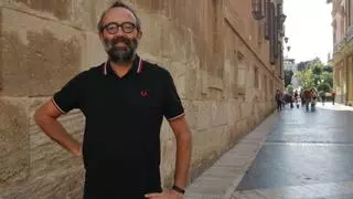 "Llevo más de 30 años leyendo y escribiendo poesía sin encontrar su supuesto efecto sanador"