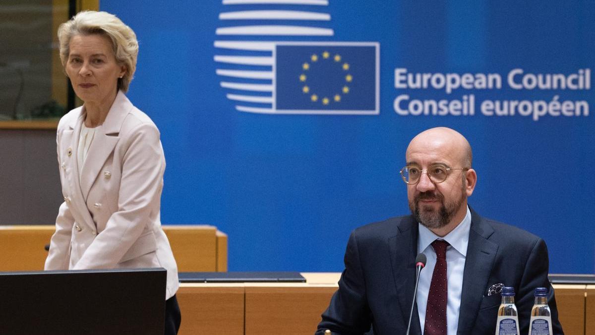 La presidenta de la Comisión Europea, Ursula von der Leyen, y el presidente del Consejo Europeo, Charles Michel, durante la cumbre de líderes de la UE, este jueves en Bruselas.