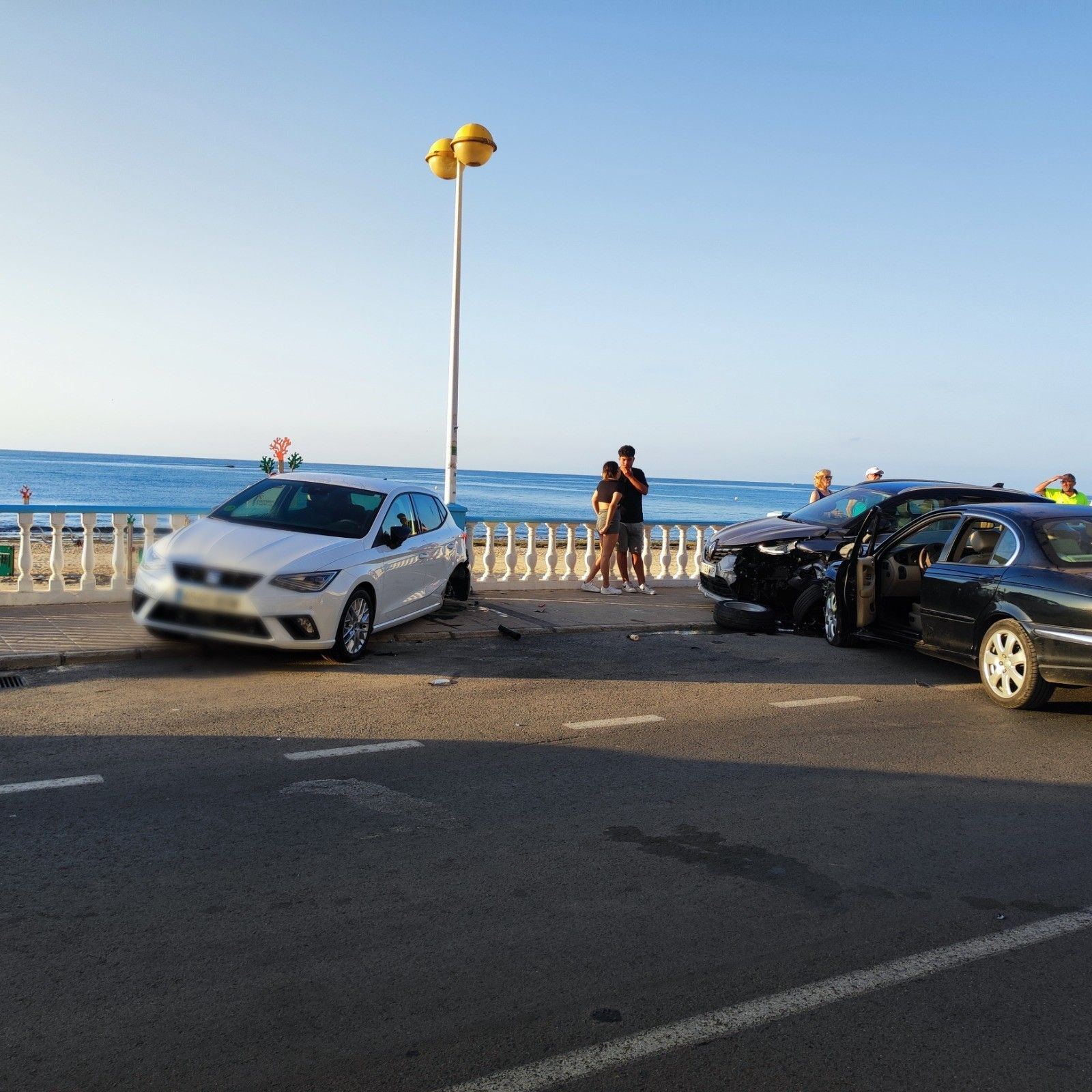 Un vehículo arrolla y causa daños en otros cinco en el paseo de la playa de Los Locos de Torrevieja