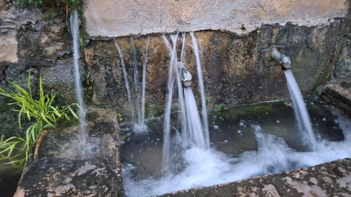Lluvias que son un regalo de Reyes y del cielo: El agua brota de las piedras en la Vall de Laguar (vídeo)