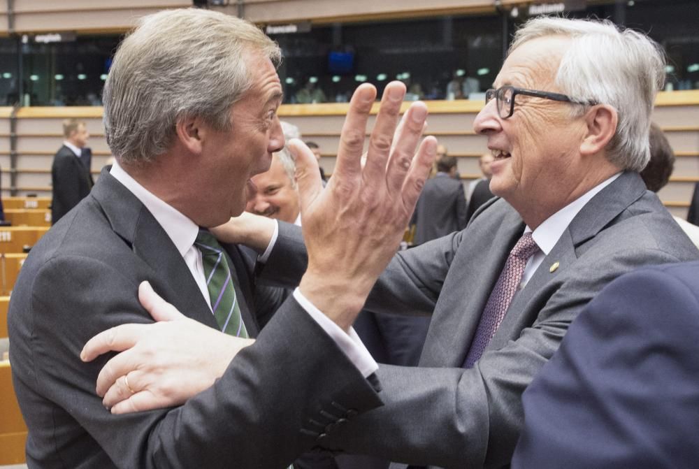 El president de la Comissió Europea, Jean-Claude Juncker, saluda al líder del Partit de la Independència del Regne Unit, Nigel Farage.