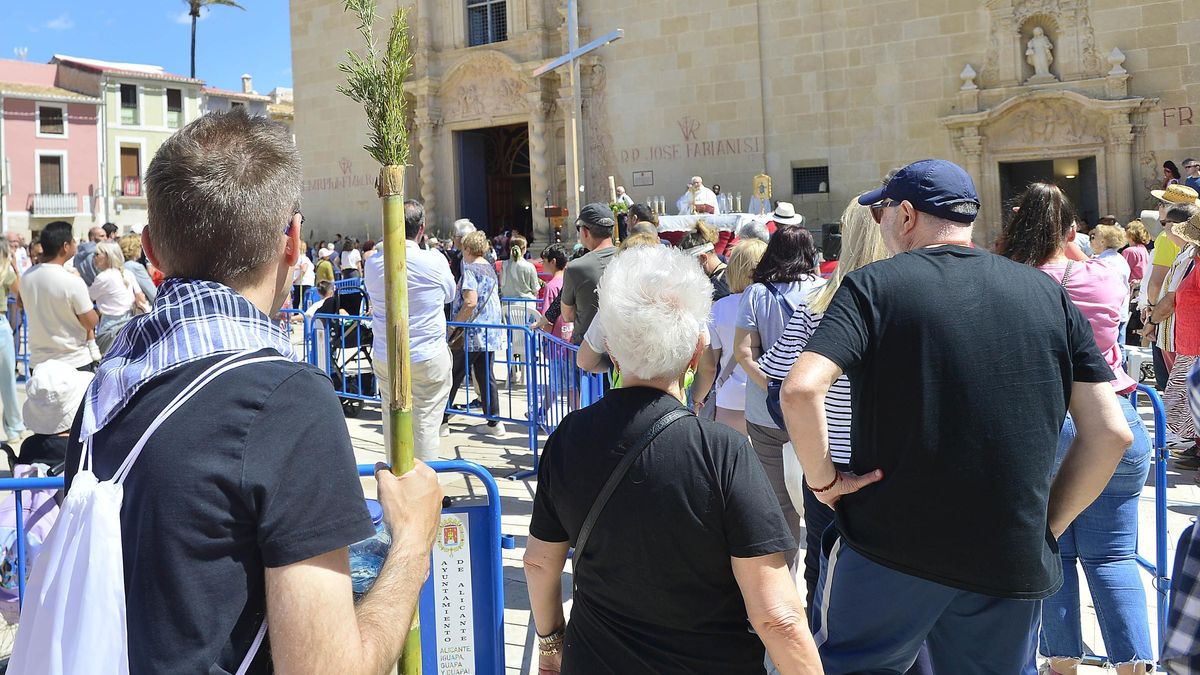 Peregrinos hacen cola para entrar al monasterio de Santa Faz, este domingo.