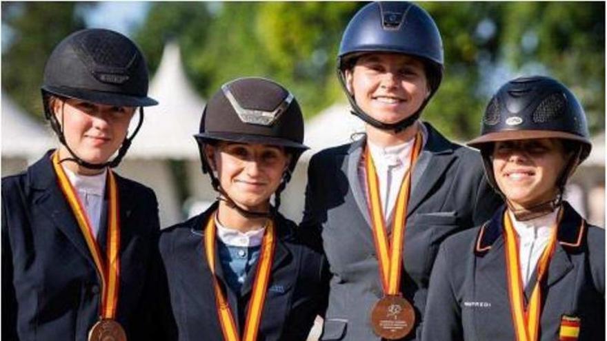 Valentina Albanell, Ángeles Velasco, Lucía Pascual y Cayetana González.