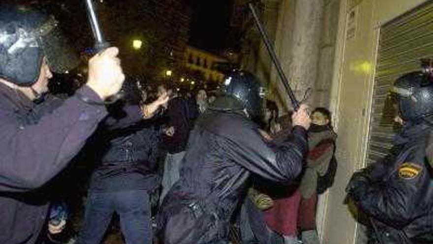 Agentes del cuerpo antidisturbios de la policía durante la manifestación que varios antifascistas han llevado a cabo esta noche por las calles del centro de Granada en protesta contra la celebración del 20-N.