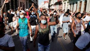 Miles de manifestantes salen a la calle en Cuba por primera vez en 27 años.