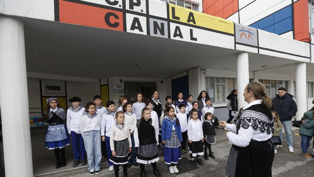 VÍDEO: Actuación del coro del colegio de La Canal de Luanco