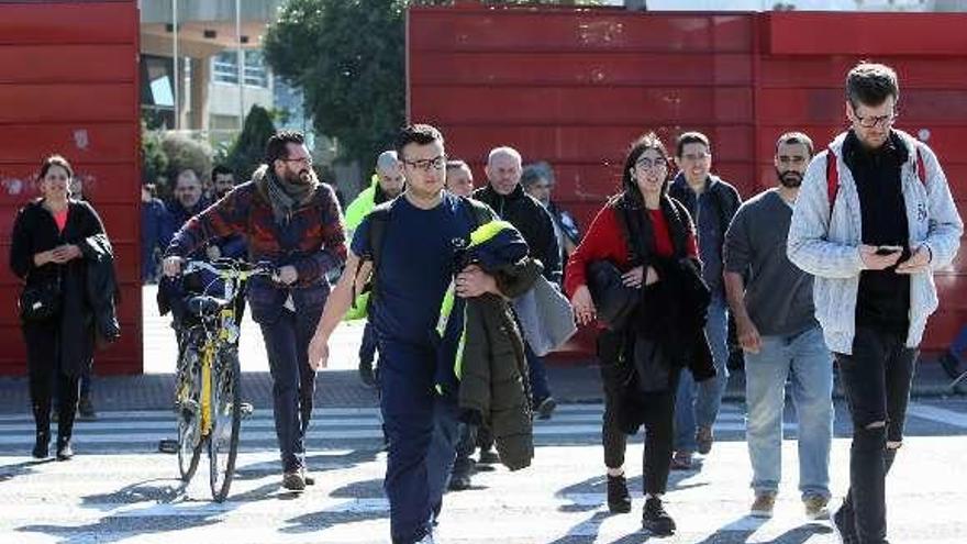 Trabajadores de PSA, en la salida del turno de mañana. // Marta G. Brea