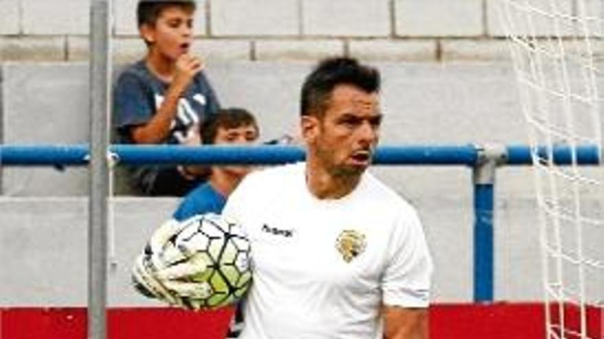 René controlant la pilota en un partit al Nou Estadi.