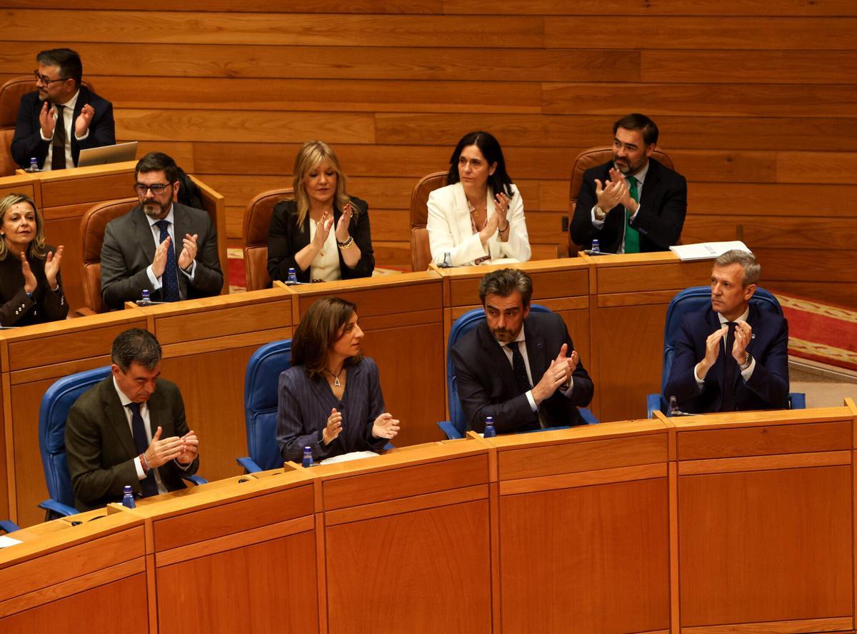 Rueda y sus conselleiros aplauden la intervención del portavoz del PPdeG, Alberto Pazos, este miércoles en el Parlamento de Galicia.