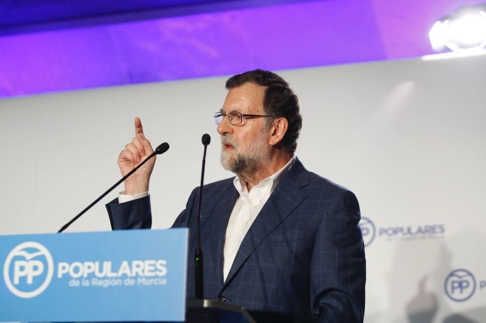 Rajoy se da un baño de multitudes en Murcia