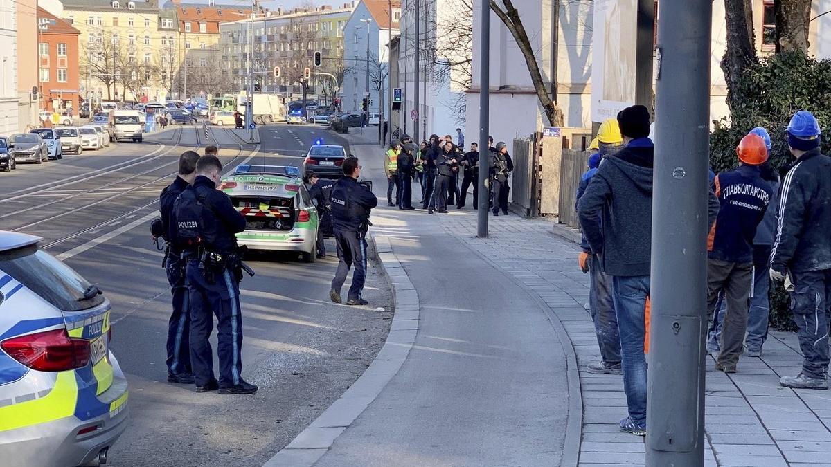 Policías observan el lugar del tiroteo en Munich.