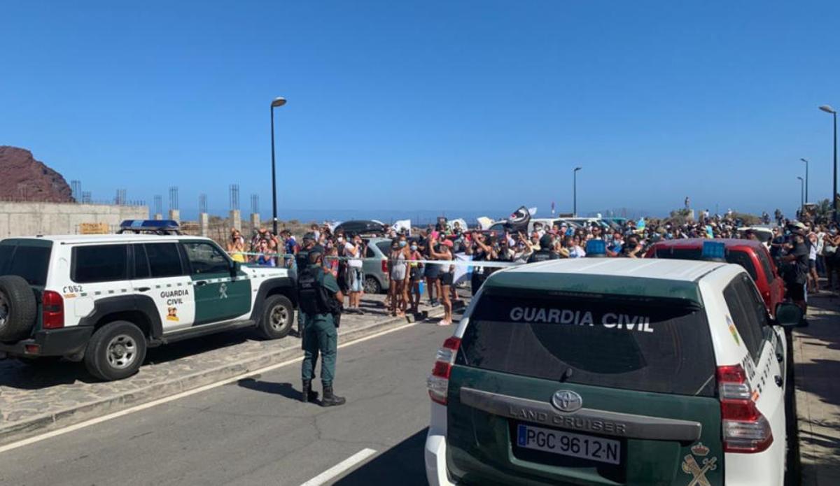 Los activistas bajan de las grúas