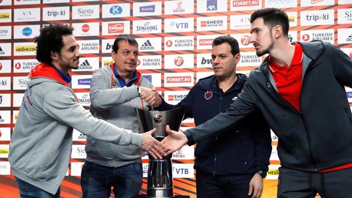 De izquierda a derecha Larkin, Ataman, Itoudis y De Colo