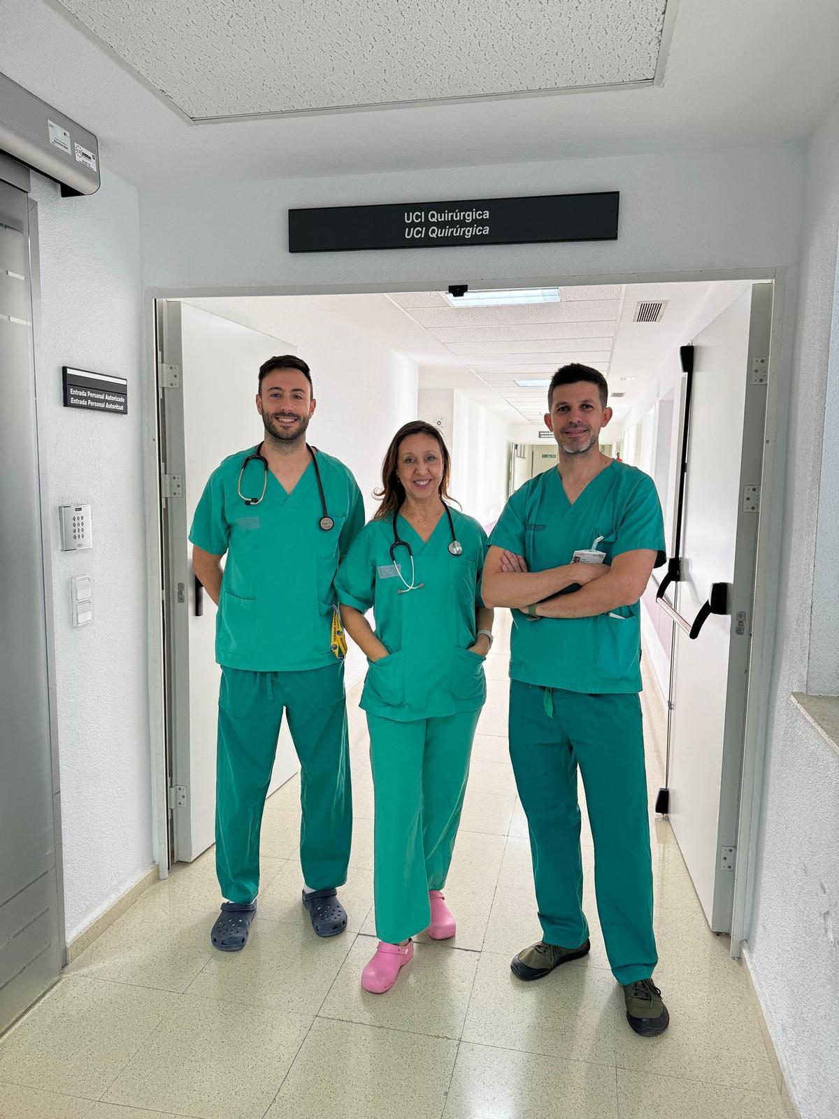 La doctora Ana Pérez junto a dos de los miembros que han participado en la investigación desde el Hospital General de Elche